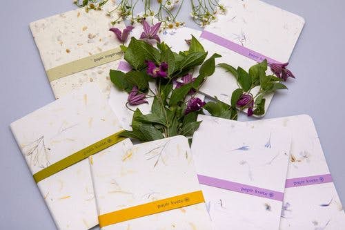 Ruční papír s květinami